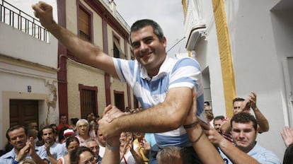 Jos&eacute; Luis Vega, aclamado por sus vecinos en julio de 2009. 