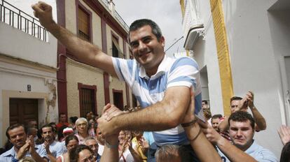José Luis Vega, aclamado por sus vecinos en julio de 2009.