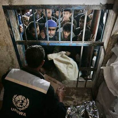 Habitantes de Gaza se agolpan ante un centro de distribución de alimentos de la ONU en el campo de refugiados de Shati.