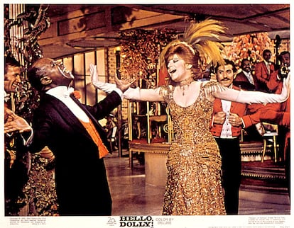 Louis Armstrong y Barbra Streisand, en un fotograma del musical 'Hello, Dolly!' (1969). Por su trabajo, ella fue nominada a un Globo de Oro como mejor actriz de comedia-musical. Historia que también protagonizó en Broadway. El teatro ha sido otra de sus pasiones, y ya en 1970 se llevó el premio Tony como artista de la década.