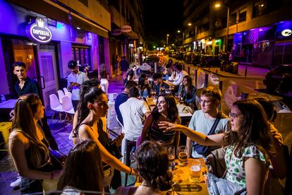 Ambiente nocturno en la calle Pedro Antonio de Alarcón de Granada.