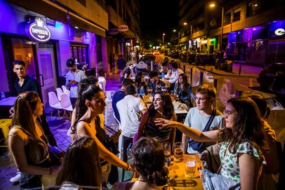 Ambiente nocturno en la calle Pedro Antonio de Alarcón de Granada. 