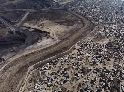 Las comunidades que rodean las minas carecen de pruebas concretas para demostrar que la contaminación producido por los trabajos extractivos viola sus derechos y daña el medio ambiente. Igualmente, carecen de herramientas técnicas para evaluar el estado del medio ambiente y su salud.