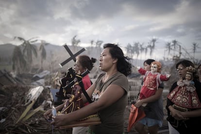 Supervivientes del tifón Haiyan en Filipinas en una procesión religiosa.