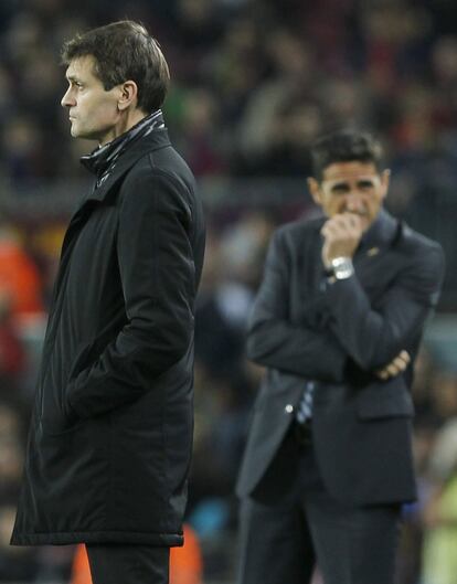 Tito Vilanova y Manolo Jiménez, en la banda durante el partido.