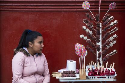 Madre e hija se pasan horas en la plaza principal de Huancavelica. Con una silla diminuta que se turnan para sentarse y una mesa plegable en la que extienden los dulces. Venden uvas bañadas en chocolate, piruletas, manzanas de caramelo...