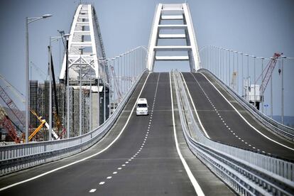 Un vehículo cruza el puente entre Rusia y Crimea, este martes.