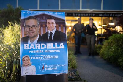 A diferencia de los macronistas, los candidatos de RN no ocultan en sus carteles y en su campaña a los líderes de su formación, Marine Le Pen y Jordan Bardella.