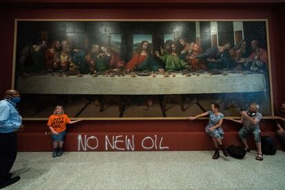 Miembros de Just Stop Oil, junto a una pintada realizada en la Royal Academy de Londres, en julio de este año, delante de 'La última cena' (1520), atribuida a Giampetrino y que es copia del célebre cuadro de Leonardo.