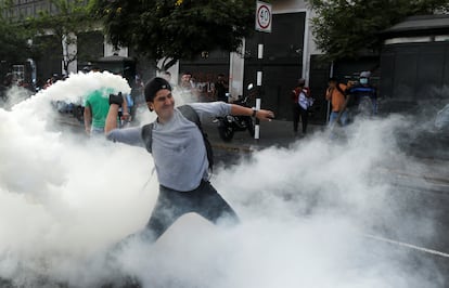 Un manifestante devuelve un bote de gas lacrimógeno durante una protesta, este lunes en Lima.