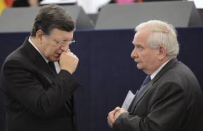 El presidente de la Comisión Europea, José Manuel Durao Barroso (i), conversa hoy con el líder del Partido Popular Europeo, Joseph Daul, en el Parlamento Europeo (PE), en Estrasburgo, Francia.