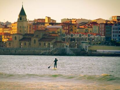 &#039;Paddle&#039; surf en la playa de San Lorenzo de Gij&oacute;n.
 