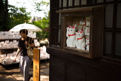 Una turista camina entre las figurillas de "maneki-neko" en el templo Gotokuji. A día de hoy el templo de Gotokuji, antes de ser un lugar de peregrinaje para turistas con una vena más espiritual, se ha popularizado como el paraíso para los instagramers, atraídos por la posibilidad de fotografiar los 10.000 ejemplares de esta popular figurita japonesa.