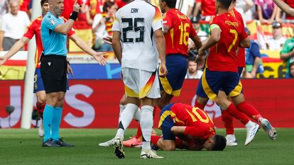 El centrocampista de España Pedri, en el suelo tras sufrir una dura entrada de Kroos durante el partido de cuartos de final de la Eurocopa.