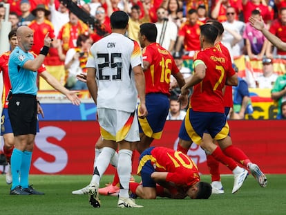 El centrocampista de España Pedri, en el suelo tras sufrir una dura entrada de Kroos durante el partido de cuartos de final de la Eurocopa.