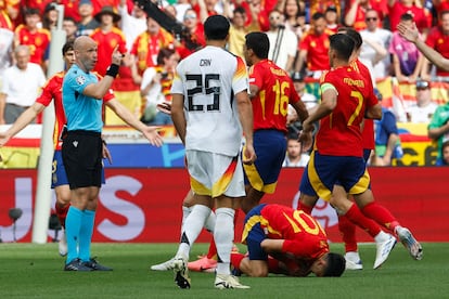 El centrocampista de España Pedri, en el suelo tras sufrir una dura entrada de Kroos durante el partido de cuartos de final de la Eurocopa.