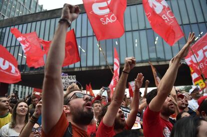 Manifestaci&oacute;n contra el presidente Temer y a favor de Dilma Rousseff, este domingo.