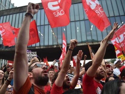 Manifestaci&oacute;n contra el presidente Temer y a favor de Dilma Rousseff, este domingo.