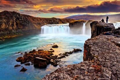 Ubicada en el frente del fiordo más largo de Islandia, Akureyries, aparte de Reikiavik, el único lugar con cierto ambiente urbano de la isla. Fuera de ella nos esperan islas remotas, enormes parques nacionales y cascadas espectaculares, como la cercana Godafoss (en la imagen).