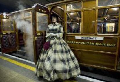 Una actriz posa ataviada con un traje de época antes de iniciar un viaje en locomotora para conmemorar el 150 aniversario del metro de Londres.