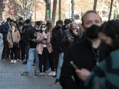 Una cola frente a un laboratorio de análisis clinicos para realizar tests rápidos y PCR, el domingo.