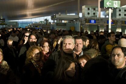Pasajeros ayer haciendo cola en una terminal en el Aeropuerto de El Prat.