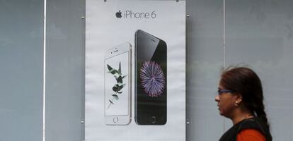 Una ciudadana india pasea frente a un anuncio del iPhone 6. 