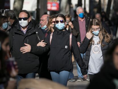 Vecinos y turistas con mascarilla en La Rambla de Barcelona, a finales de 2021.