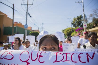 Un grupo de personas exhibe proclamas en contra de esta masacre, que podría involucrar a integrantes de la Policía Única y de redes de narcotraficantes.