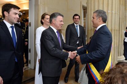 El nuevo presidente de Colombia, Iván Duque, es recibido por el exmandatario Juan Manuel Santos a su llegada a la Casa de Nariño