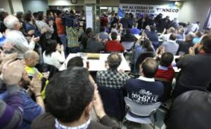 Trabajadores de la fábrica de amortiguadores de Tenneco en Gijón celebran una asamblea tras conocer la sentencia del Tribunal Superior de Justicia de Asturias (TSJA) que anuló el despido de los 216 empleados de la plantilla.