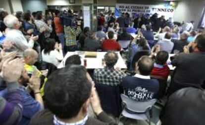 Trabajadores de la fbrica de amortiguadores de Tenneco en Gijn celebran una asamblea tras conocer la sentencia del Tribunal Superior de Justicia de Asturias (TSJA) que anul el despido de los 216 empleados de la plantilla.