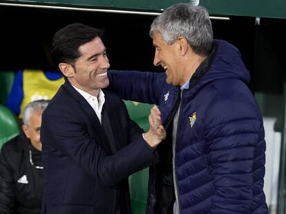 El entrenador del Valencia, Marcelino Garcia Tora, y del Real Betis, Quique Setién, se saludan al inicio del partido. 