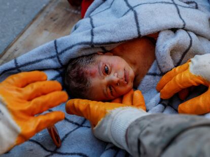Rescuers hold baby boy Kerem Agirtas, a 20-day-old survivor who was pulled from under the rubble, in the aftermath of a deadly earthquake in Hatay, Turkey, February 8, 2023. REUTERS/Kemal Aslan     TPX IMAGES OF THE DAY
