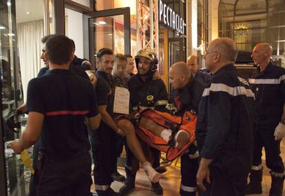 Una víctima recibe asistencia médica en el 'Casino Du Palais De La Mediterranee' en Niza, Francia. 