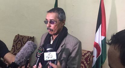 Hatri Aduh, líder en funciones del Frente Polisario y de la República Árabe Saharaui Demócratica (Rasd), durante una conferencia de prensa celebrada este jueves en el campamento de refugiados de Rabuni, al este de la ciudad argelina de Tinduf.