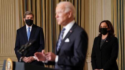 El presidente Joe Biden acompañado por John Kerry y la vicepresidenta, Kamala Harris, en la Casa Blanca.