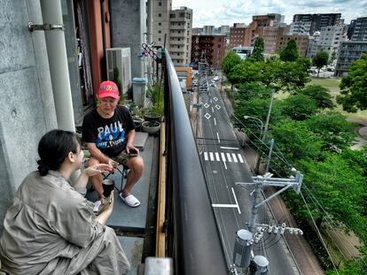 A veces, al volver a casa tras una larga jornada de trabajo, Kaori, de 37 años, se relaja en el balcón charlando con su vecino Masatoshi, de 80, mientras toman algo.