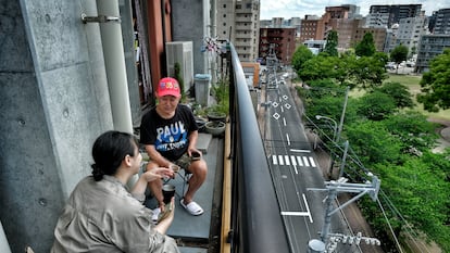 A veces, al volver a casa tras una larga jornada de trabajo, Kaori, de 37 años, se relaja en el balcón charlando con su vecino Masatoshi, de 80, mientras toman algo.