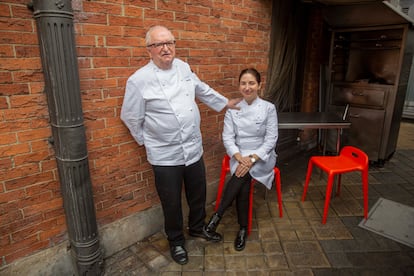 Los cocineros Elena  y Juan Mari Arzak, en el exterior del restaurante en San Sebastián.
