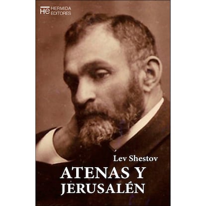 Un verdadero tour de force filosófico es lo que contiene esta obra magna del pensador ruso de origen judío Lev Isaákovich Shestov (1866-1938). 'Atenas y Jerusalén' fue un libro original e importante en su época, 1937, cuando la denominada “filosofía de la existencia” comenzaba a imperar en Europa de la mano de autores tan dispares como Jaspers, Heidegger o Sartre. Ahora aparece por primera vez en castellano en una excelente traducción. Contiene el pensamiento maduro de Shestov, un filósofo paradójico de incalmable espíritu crítico: era sesudo e irracionalista a la par.