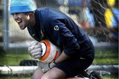 Víctor Valdés se ríe durante uno de los entrenamientos de la semana.