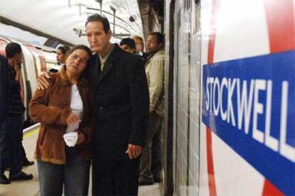 La madre de Menezes, Maria Otonia, es abrazada por su marido, Matuzinhos Otone, en la estación de Stockwell, donde murió el joven.