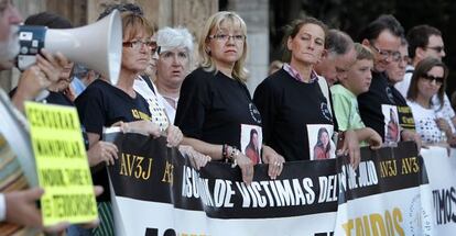 Concentración de la Asociación de Víctimas del Metro 3 de Julio, ayer, en Valencia.