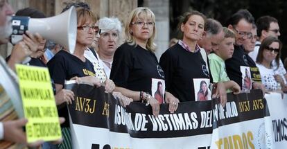 Concentraci&oacute;n de la Asociaci&oacute;n de V&iacute;ctimas del Metro 3 de Julio, ayer, en Valencia.