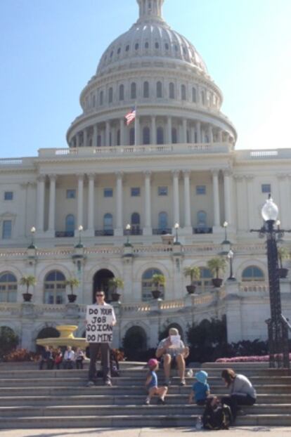 Un hombre revindica su derecho a trabajar en las escalinatas del Capitolio.