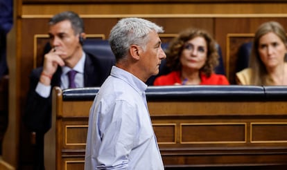 El portavoz de EH Bildu en el Congreso, Oskar Matute, pasa delante de, desde la izquierda, Pedro Sánchez, María Jesús Monter y Sara Sagesen.