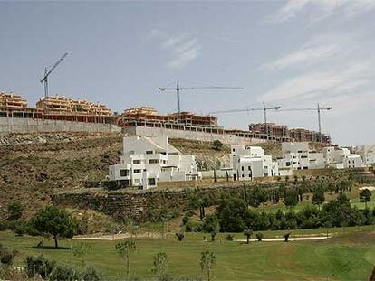 Construcción de viviendas cerca de un campo de golf en Benahavís.