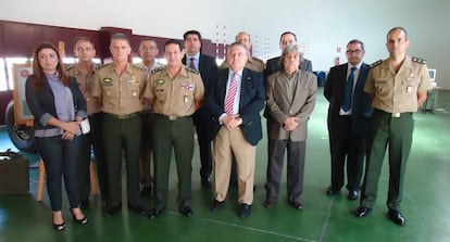 General Mourão (no centro da foto) ao lado de Tom Sarobe (de gravata listrada), na Espanha.