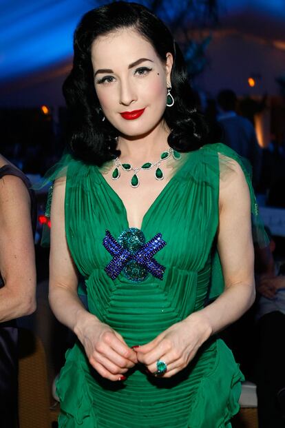 Dita Von Teese no solo luce el color en la ropa sino también en las joyas.